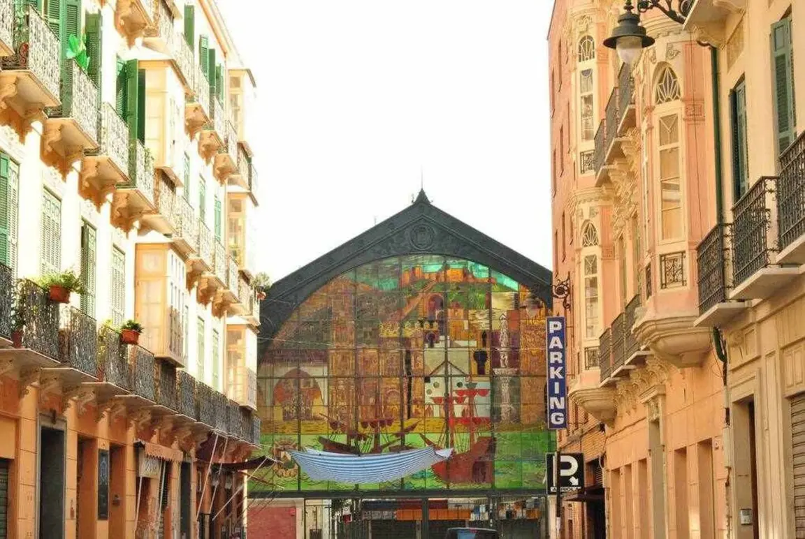 Vidriera del Mercado de Atarazanas en el centro de Málaga